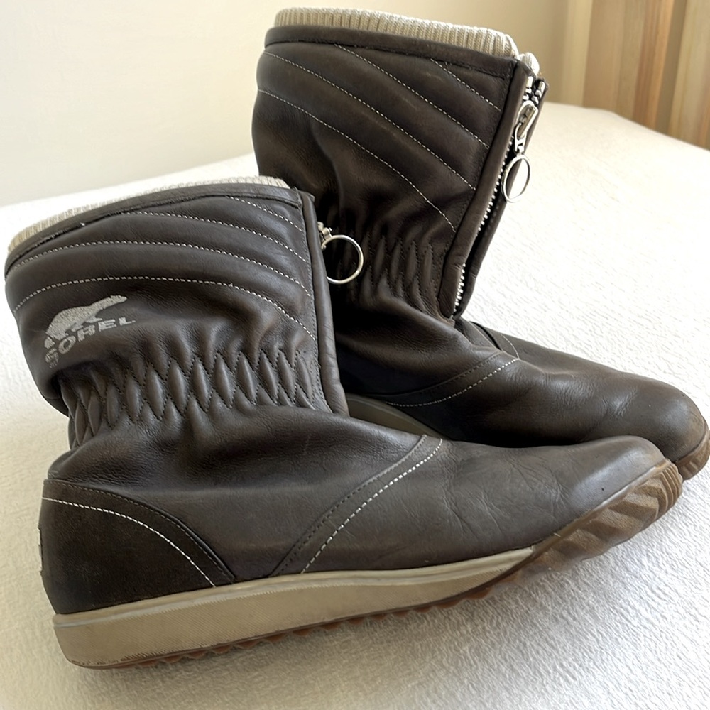 Sorel gray leather boots size 9